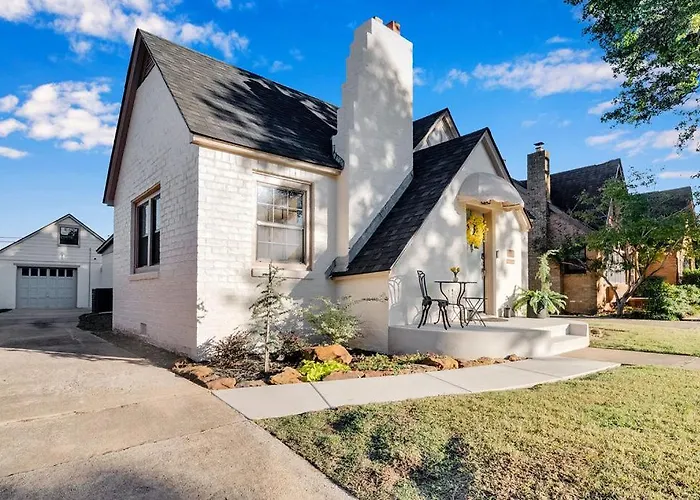 Fully Restored Cottage, Amazing Game Room, Hot Tub * Tulsa