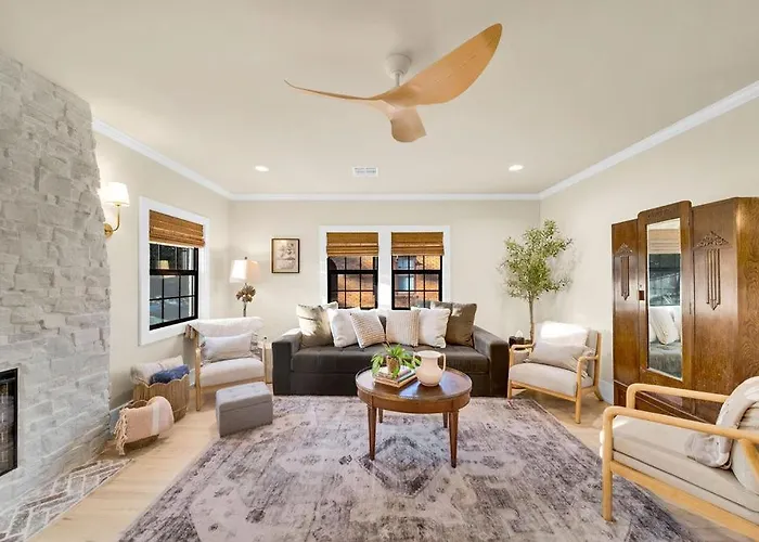 Fully Restored Cottage, Amazing Game Room, Hot Tub Tulsa