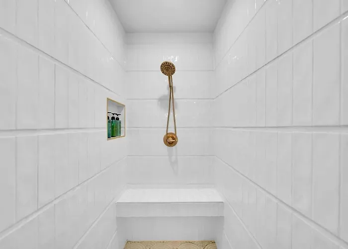 Fully Restored Cottage, Amazing Game Room, Hot Tub