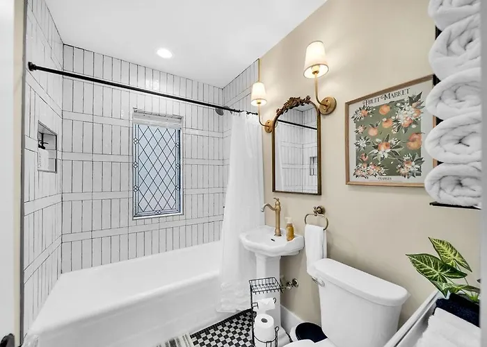 Fully Restored Cottage, Amazing Game Room, Hot Tub *