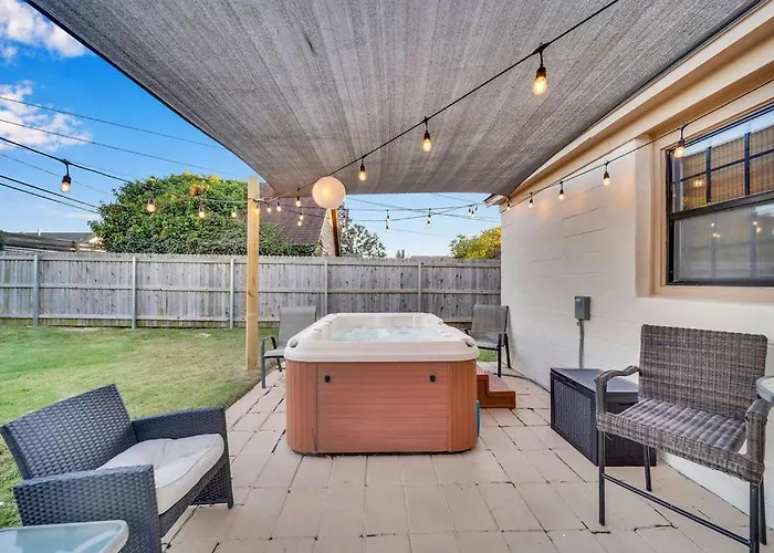 Fully Restored Cottage, Amazing Game Room, Hot Tub * Tulsa