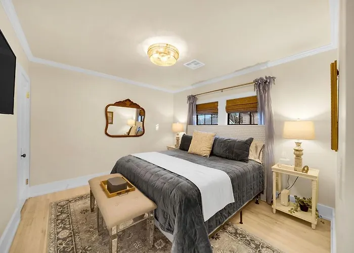 Fully Restored Cottage, Amazing Game Room, Hot Tub Holiday home