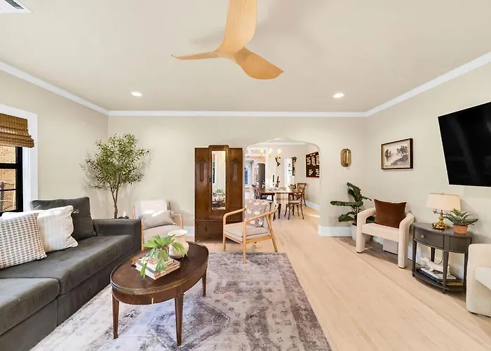 Fully Restored Cottage, Amazing Game Room, Hot Tub Holiday home Tulsa