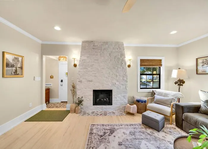 Fully Restored Cottage, Amazing Game Room, Hot Tub Holiday home *