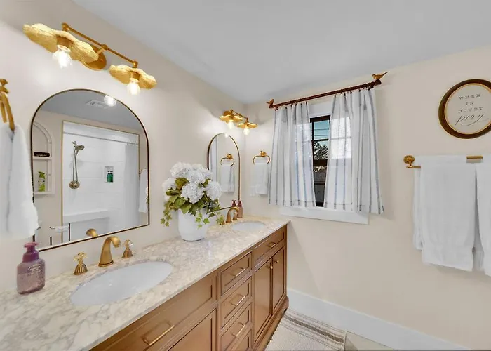 Fully Restored Cottage, Amazing Game Room, Hot Tub *