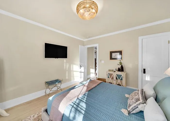 Fully Restored Cottage, Amazing Game Room, Hot Tub Tulsa