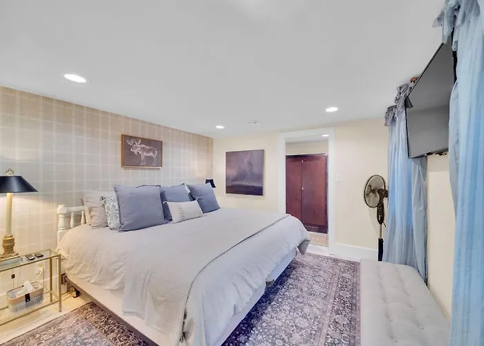 Holiday home Fully Restored Cottage, Amazing Game Room, Hot Tub *