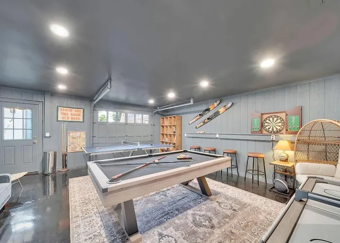 Fully Restored Cottage, Amazing Game Room, Hot Tub *