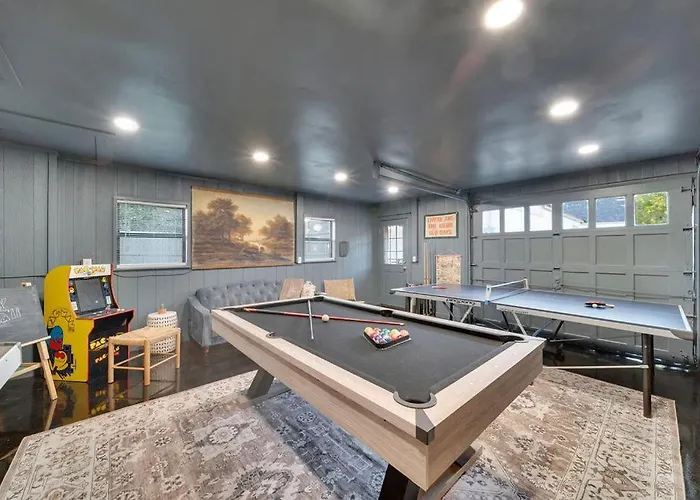 Fully Restored Cottage, Amazing Game Room, Hot Tub Holiday home *