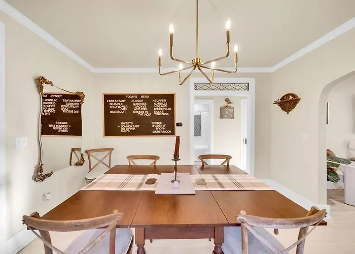 Fully Restored Cottage, Amazing Game Room, Hot Tub * Tulsa