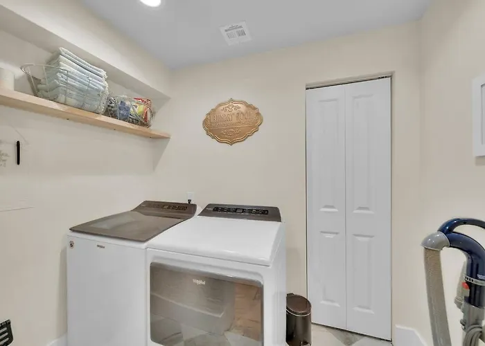 Fully Restored Cottage, Amazing Game Room, Hot Tub Holiday home