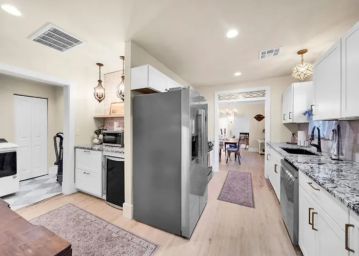 Fully Restored Cottage, Amazing Game Room, Hot Tub * Tulsa