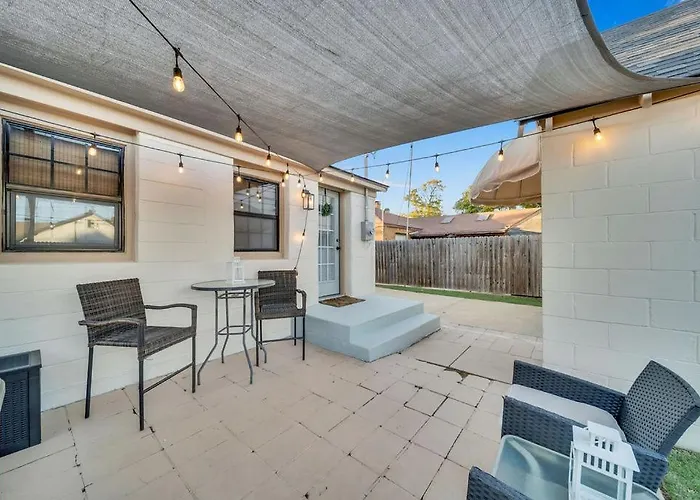 Fully Restored Cottage, Amazing Game Room, Hot Tub Holiday home *