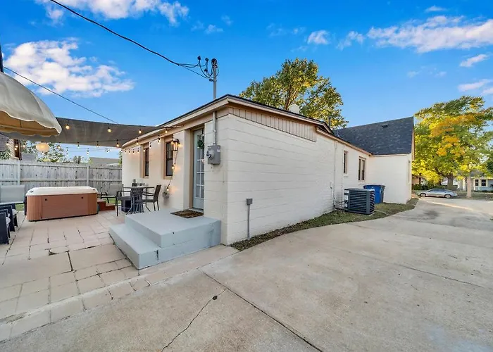 Fully Restored Cottage, Amazing Game Room, Hot Tub