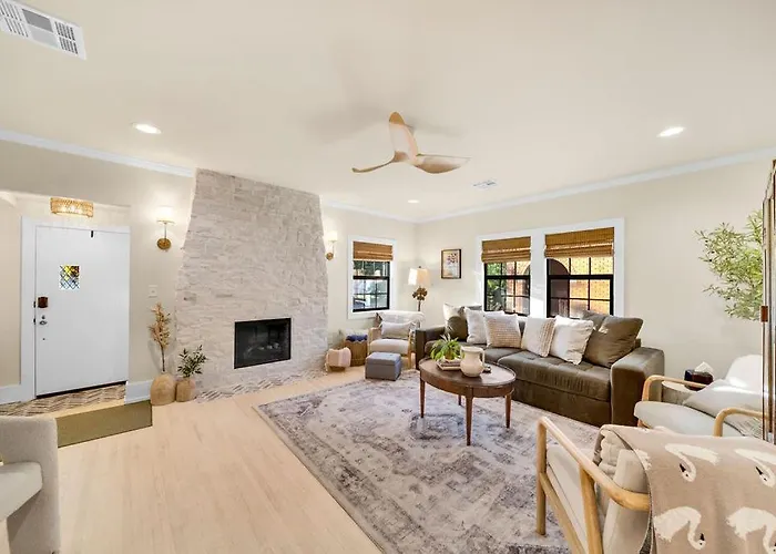Fully Restored Cottage, Amazing Game Room, Hot Tub Holiday home *