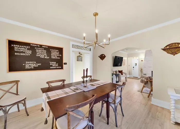 Holiday home Fully Restored Cottage, Amazing Game Room, Hot Tub