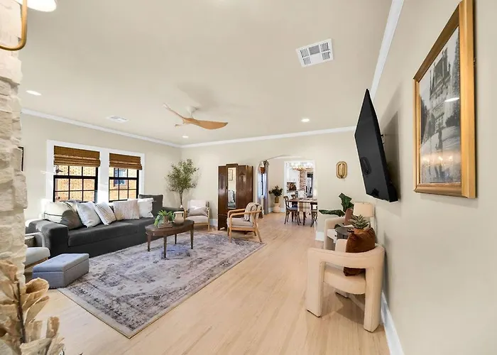 Fully Restored Cottage, Amazing Game Room, Hot Tub Tulsa