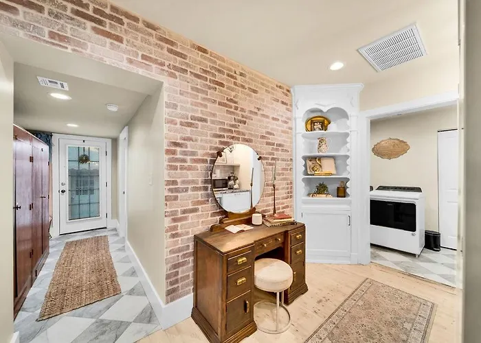 Fully Restored Cottage, Amazing Game Room, Hot Tub Holiday home Tulsa