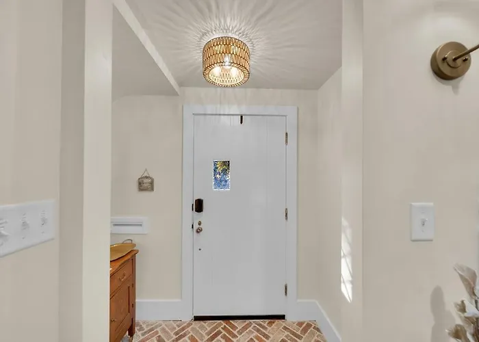 Fully Restored Cottage, Amazing Game Room, Hot Tub Holiday home Tulsa