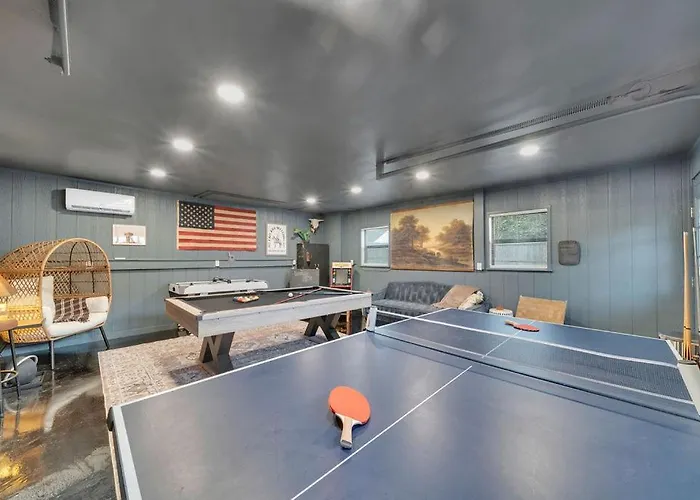 Holiday home Fully Restored Cottage, Amazing Game Room, Hot Tub *