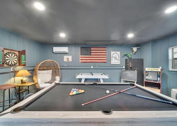 Fully Restored Cottage, Amazing Game Room, Hot Tub * Tulsa